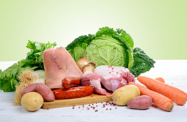 Verduras y carnes para preparar un estofado con repollo