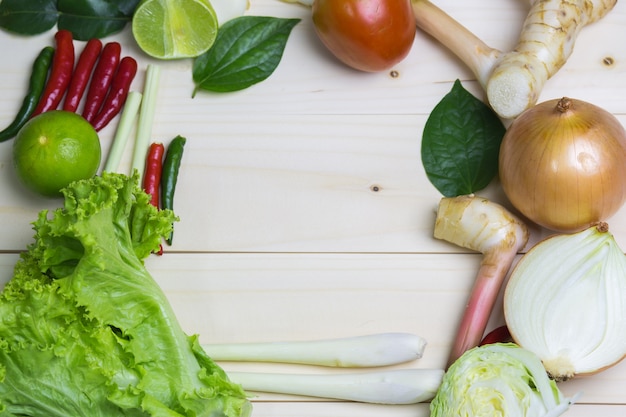 Verduras con cebolla, hierba de limón, hierba de limón en el fondo blanco.