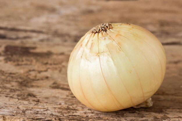 Verduras de cebollas frescas en la mesa de madera