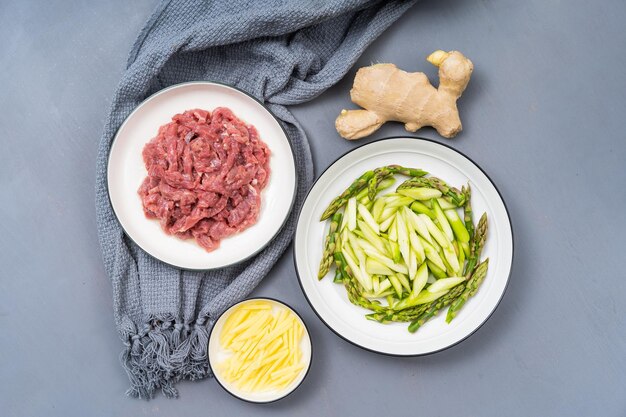 Verduras chinas especiales de Sichuan salteadas, espárragos, carne de res salteada e ingredientes