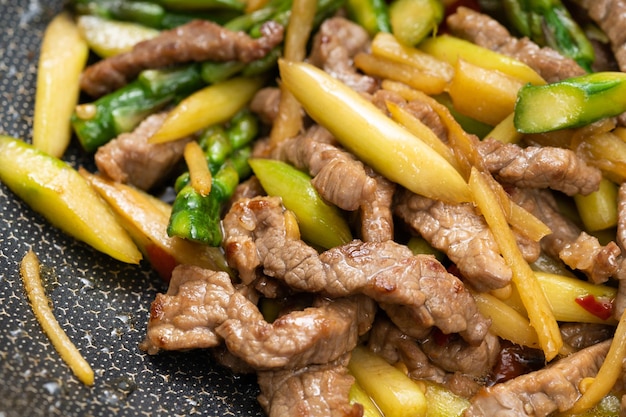 Verduras chinas especiales de Sichuan salteadas, espárragos, carne de res salteada e ingredientes