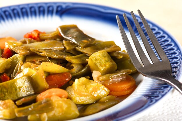 Verduras cocidas en un plato