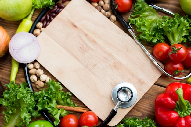 verduras para cocinar ensalada de verduras. Alimentos saludables y dietéticos con fondo de madera