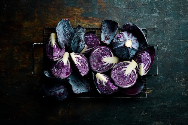 Verduras Col morada fresca en una mesa retro de piedra negra Vista superior Espacio de copia libre