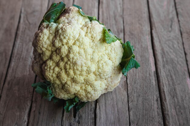 Verduras de coliflor en superficie de madera