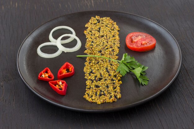 Verduras colocadas en un plato negro