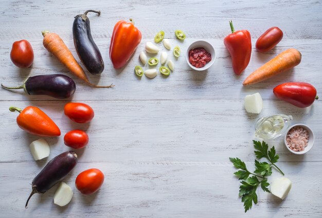 Las verduras se colocan en una mesa de madera blanca. Fondo de alimentos