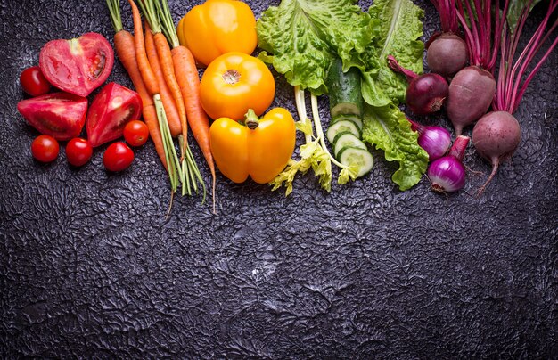 Verduras de colores del arco iris.