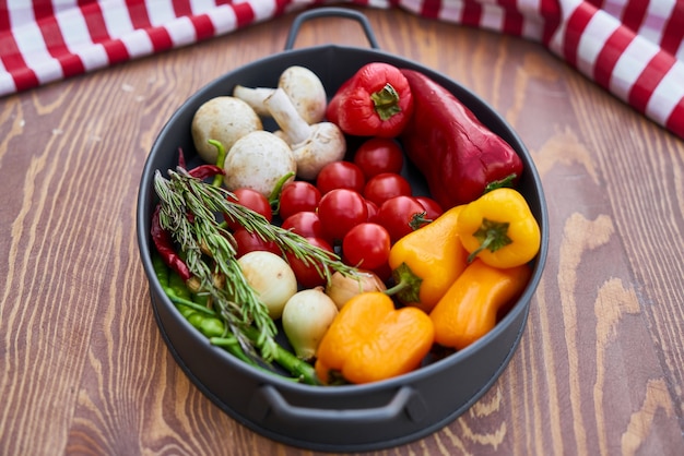 Verduras de colores en Black Pan