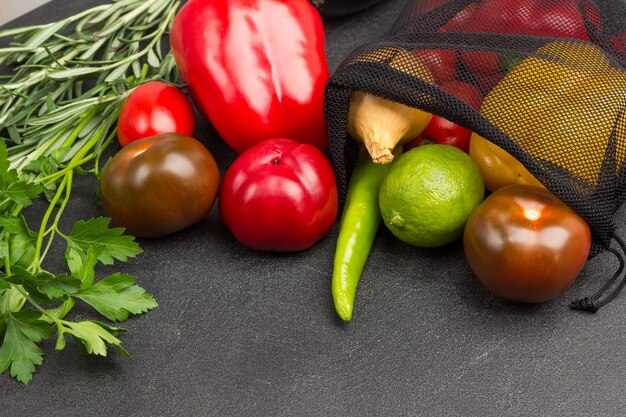 Verduras de colores sobre superficie negra