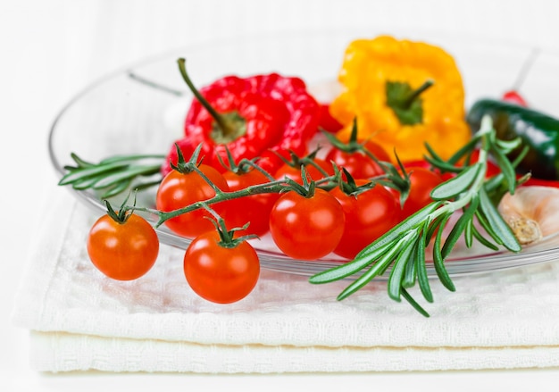 Verduras en composición sobre la mesa, sobre un fondo blanco.