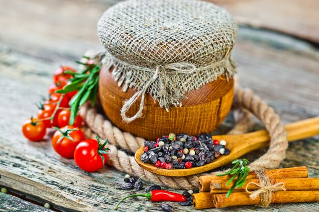 Verduras en composición sobre la mesa, sobre un fondo blanco.