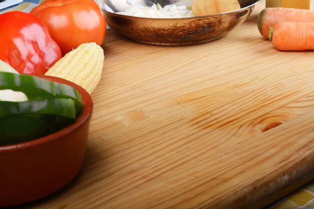 Verduras y condimentos en la mesa de madera.