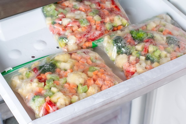 Verduras congeladas en una bolsa en el congelador. Almacenamiento de productos a largo plazo. Alimentos congelados.