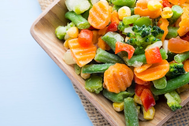 Verduras congeladas en una placa de madera