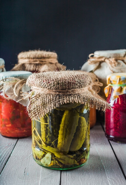 Verduras en conserva en mesa de madera