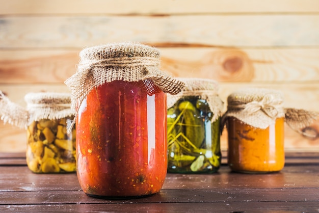 Verduras conservadas en madera