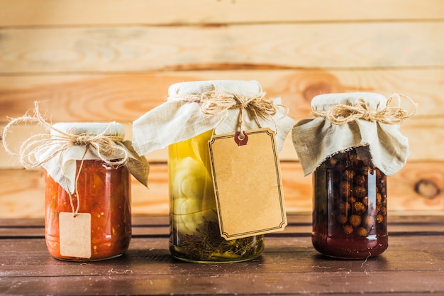 Verduras conservadas en madera