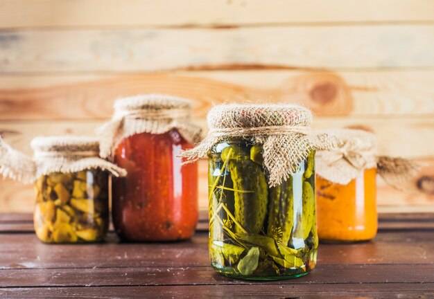 Verduras conservadas sobre fondo de madera