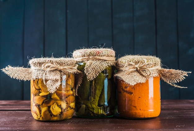 Verduras conservadas en superficie de madera