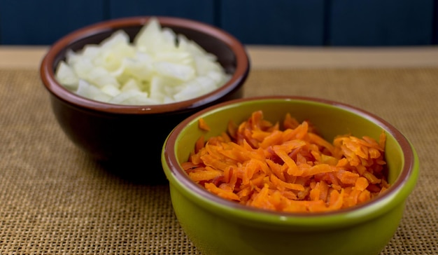 Verduras cortadas al horno y hervidas en un plato Ingredientes para cocinar Ensalada vinagreta o plato ruso arenque bajo un abrigo de piel