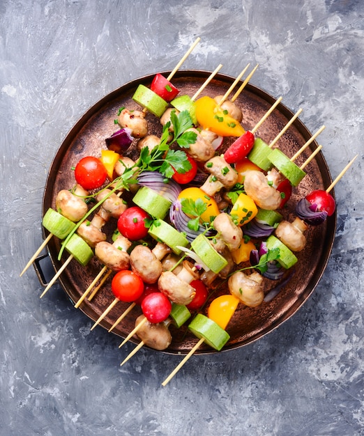 Verduras crudas en brochetas