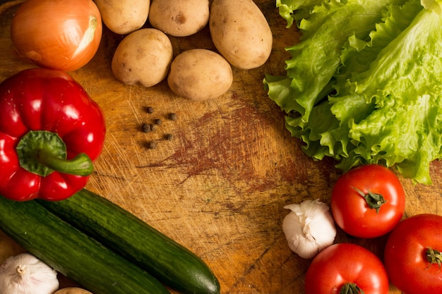 Verduras crudas están en la tabla de cortar