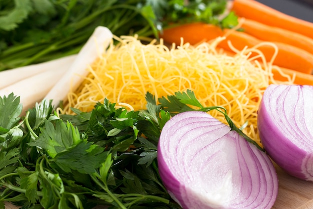 Verduras crudas en fondo de madera.