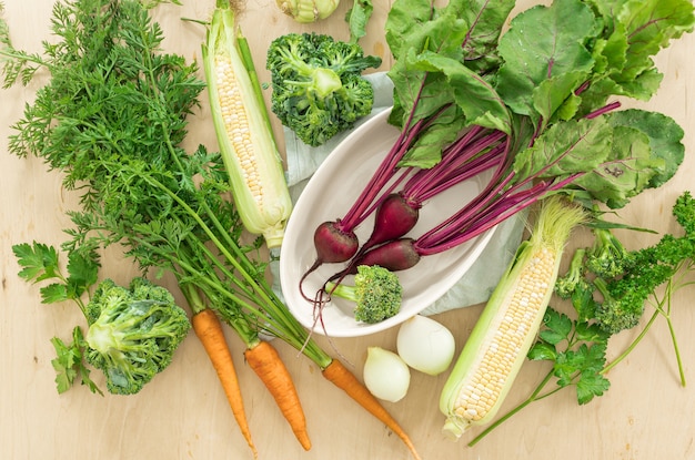 Verduras crudas frescas para cocinar en el horno.