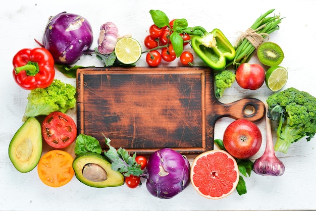 Verduras crudas frescas sobre un fondo blanco Vista superior de madera Espacio libre para su texto