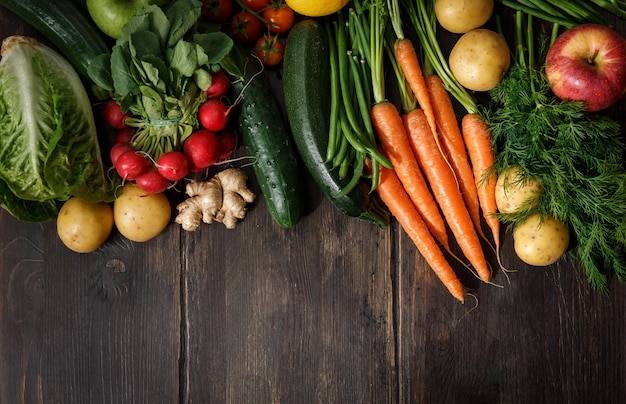 Verduras crudas y frutas en la mesa