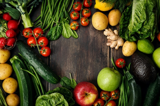 Verduras crudas en la mesa