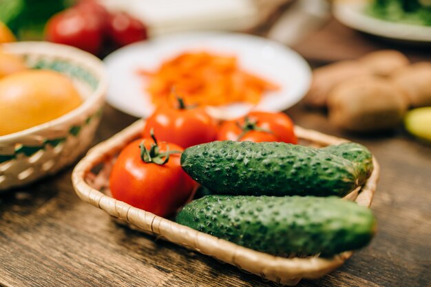 Verduras crudas en primer plano de la mesa de madera