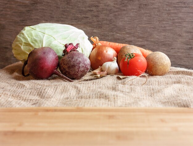 Verduras crudas para sopa de remolacha borscht.