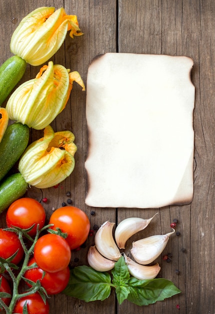 Verduras crudas en la vista superior de fondo de madera con espacio de copia en papel