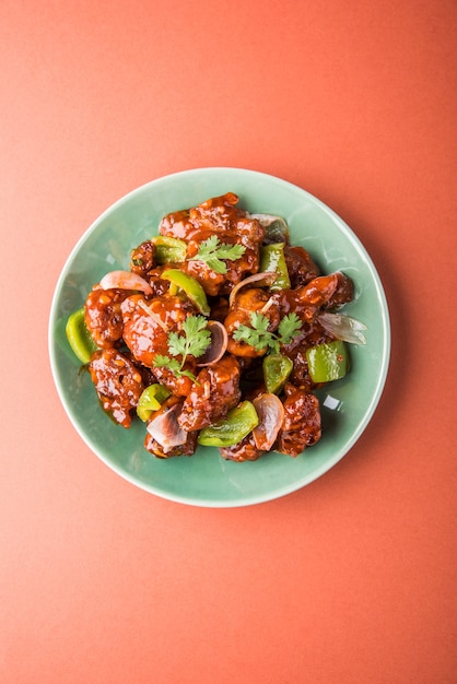 Verduras crujientes es rebozado Vegetales fritos mezclados con salsa china tienen un sabor picante