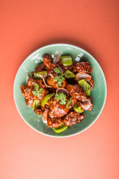 Verduras crujientes es rebozado Vegetales fritos mezclados con salsa china tienen un sabor picante