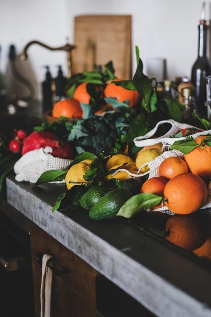 Verduras de nozes de frutas frescas cruas sobre balcão de cozinha de concreto