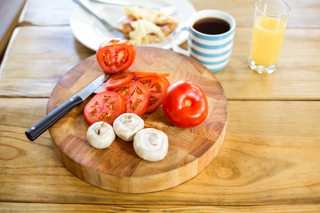 Verduras con desayuno en la mesa