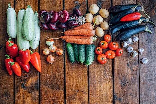 Verduras de diferentes colores sobre un fondo de textura oscura con un lugar vacío para una vista superior de inscripción.