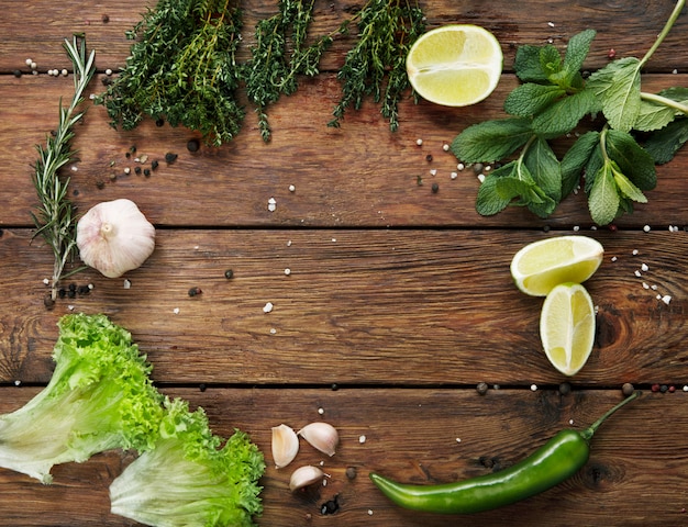 Verduras e frutas com espaço de cópia de mesa de madeira rústica