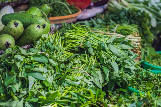 Verduras e legumes no mercado vietnamita