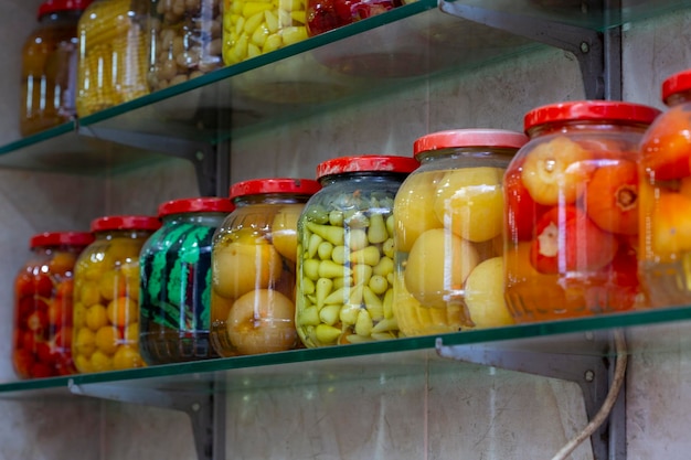 Foto verduras encurtidas caseras en tarros listos para comerxa