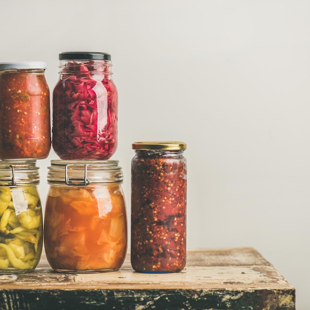 Verduras encurtidas o fermentadas de temporada de otoño en tarros Conservas caseras