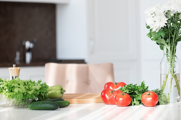 verduras para ensalada verde fresca y saludable en la mesa blanca cocina soleada para cocinar en casa