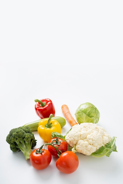 Verduras enteras frescas en una mesa blanca Dieta de cocina