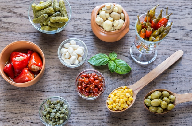 Verduras en escabeche en la mesa de madera