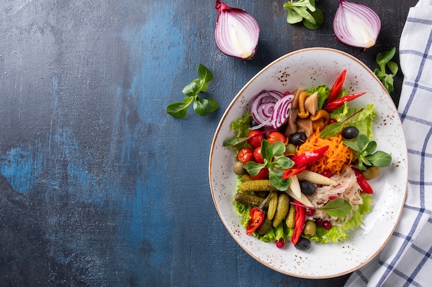 Verduras en escabeche en un plato. Diferentes verduras en escabeche.