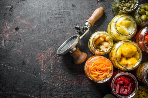 Verduras en escabeche en tarros de cristal