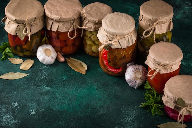 Verduras en escabeche en tarros de cristal